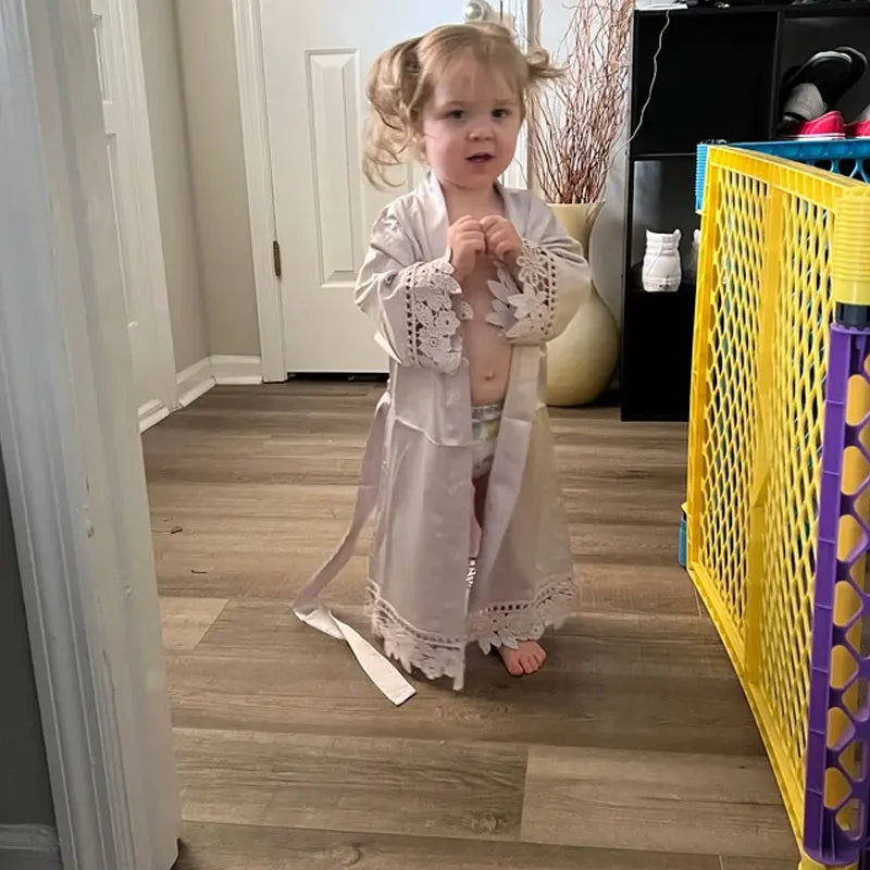 Silky Gowns Bride Tribe Wedding Morning Robes Hen Party Beautiful Lace Detail to Cuffs and Hem Robes Ladies Dressing Gown Kimono